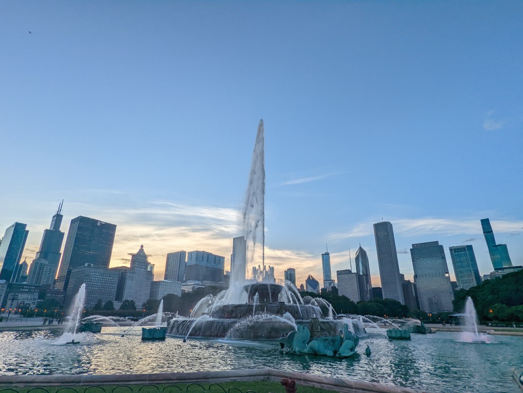 Buckingham Fountain in Chicago at sunset