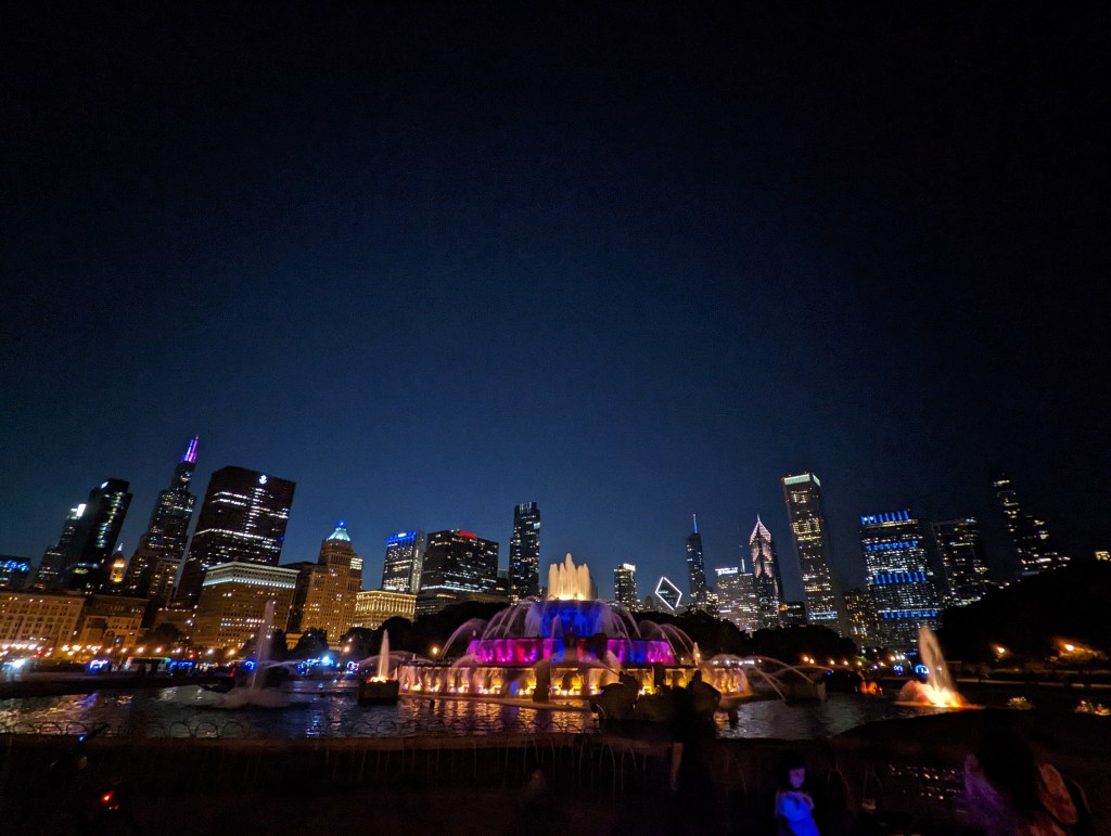 Buckingham Fountain in Chicago at night