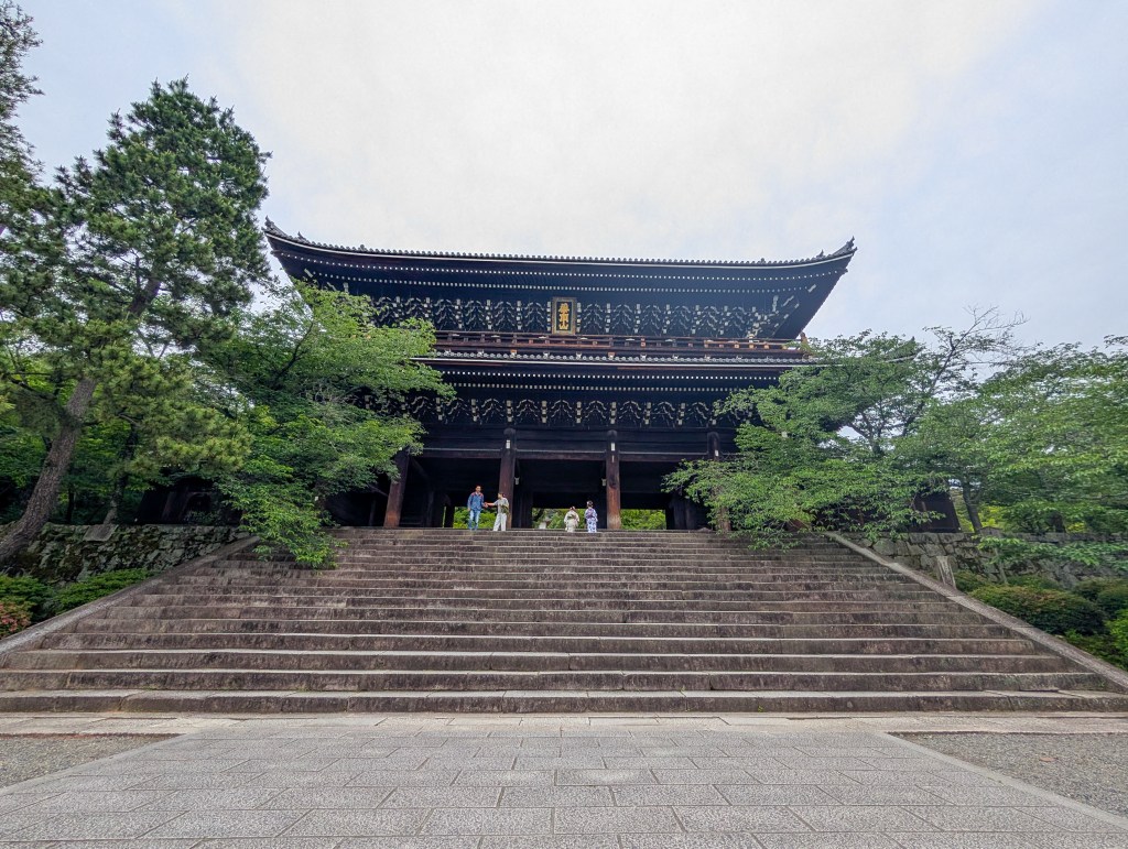 The "sanmon gate" at the entrance to Chion-in